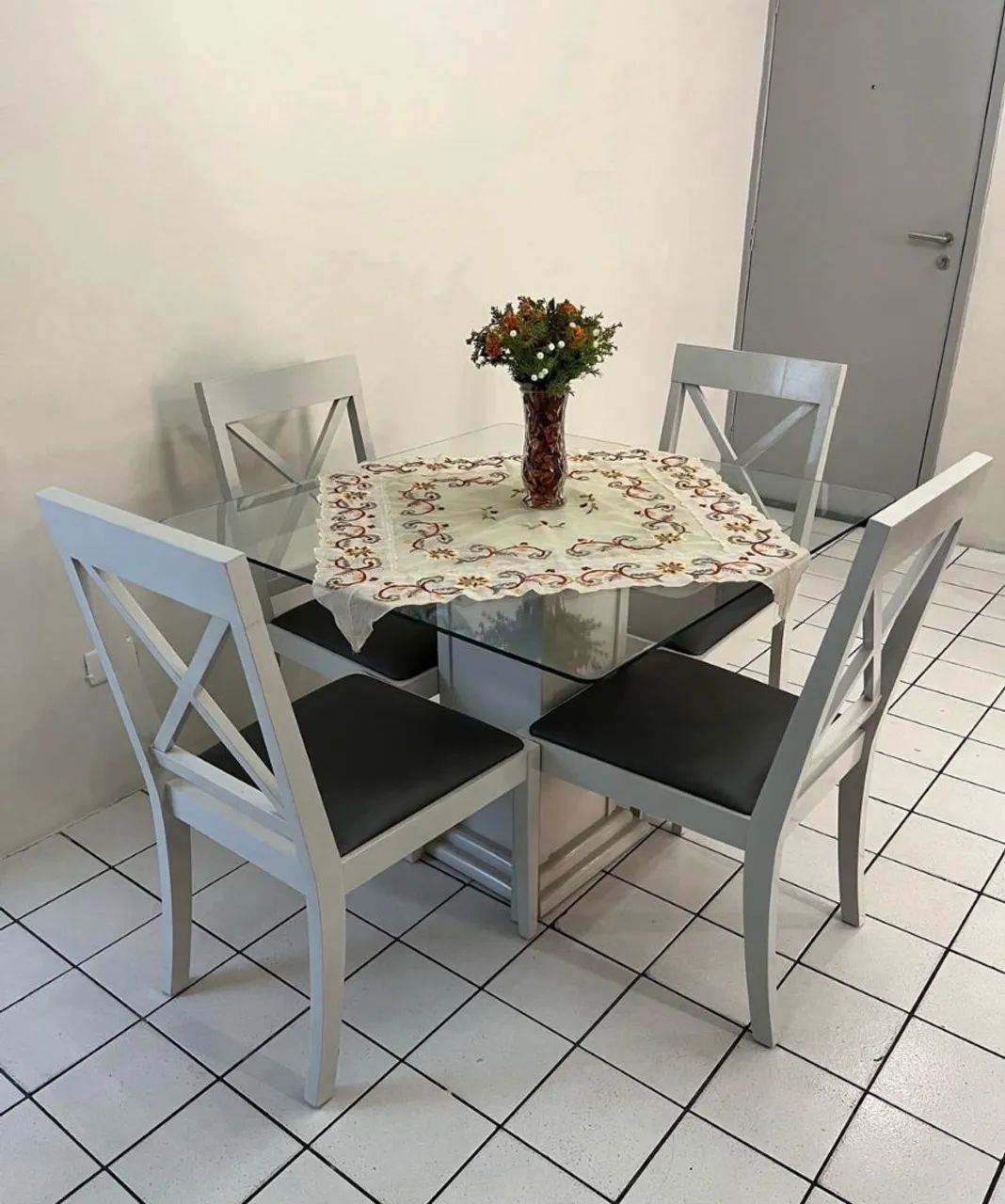 Mesa de madeira com tampo de vidro