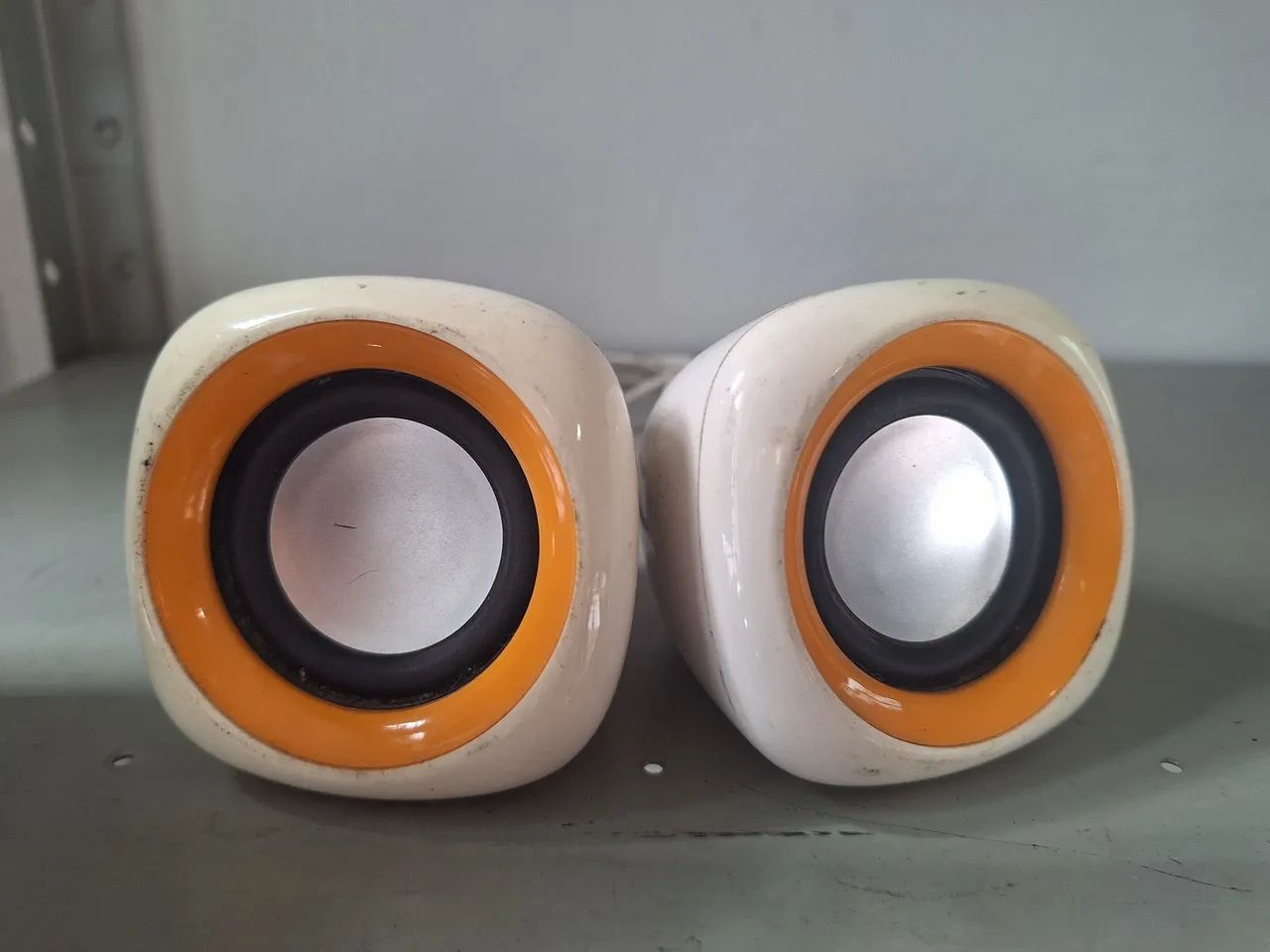 Caixas de som Enzatec, como o modelo SP304 (6W RMS),