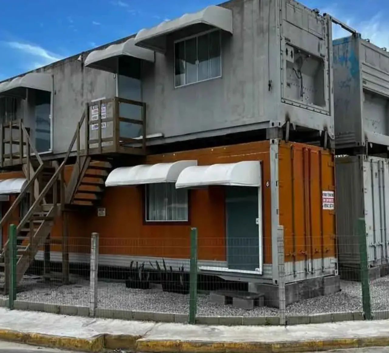 Vendo 4 Containers com 8 kitnetes 