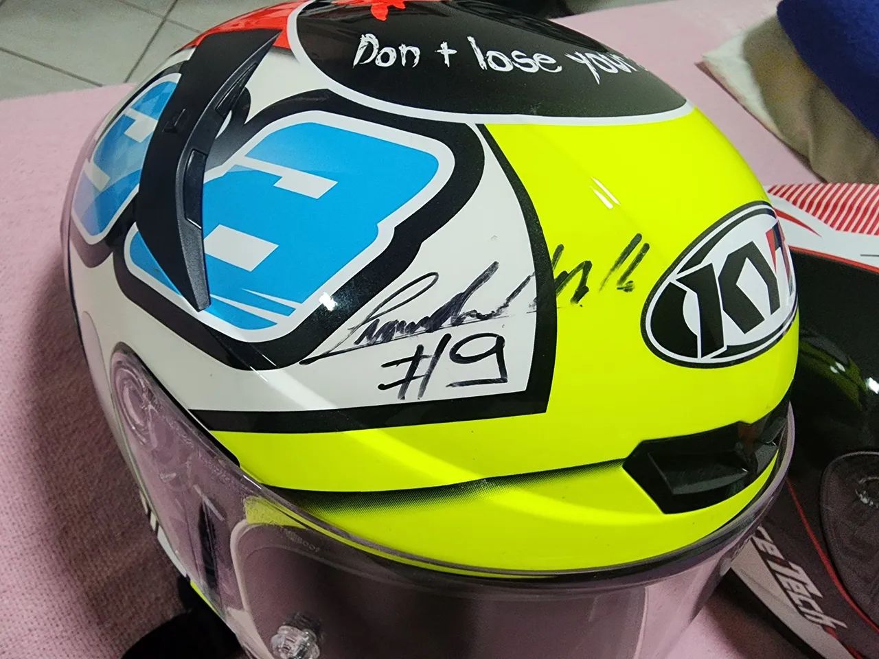 Capacete assinado pelo Leandro Melo piloto  - Foto 2