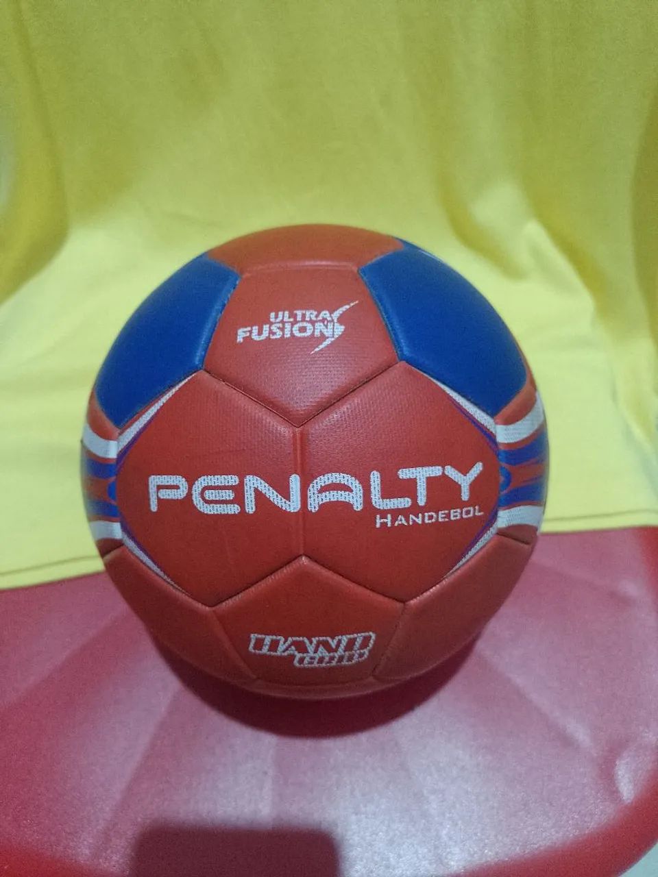Bola pênalti handebol semi Nova usada dentro de casa ? - Foto 3