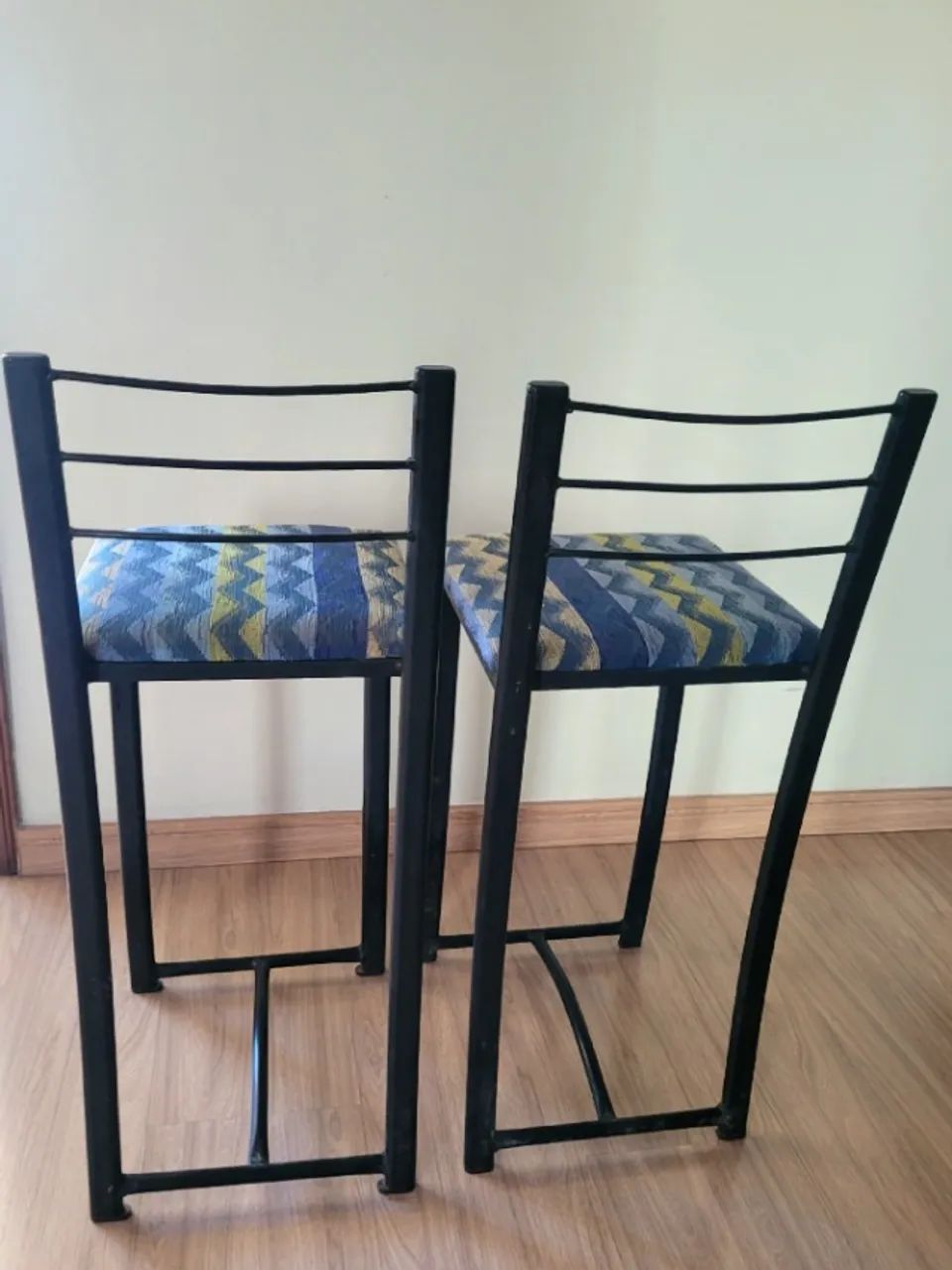 Par de Banquetas Baixas de Ferro com Encosto. Assento Estofado - como novas - Foto 4