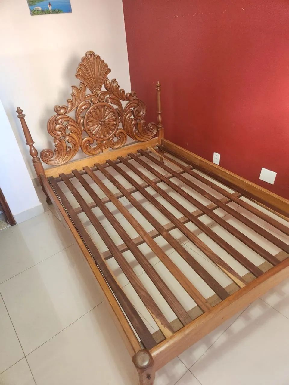Cama de Madeira com Cabeceira Entalhada