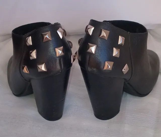 Ankle Boot DUMOND preta com spikes no calcanhar - Foto 3