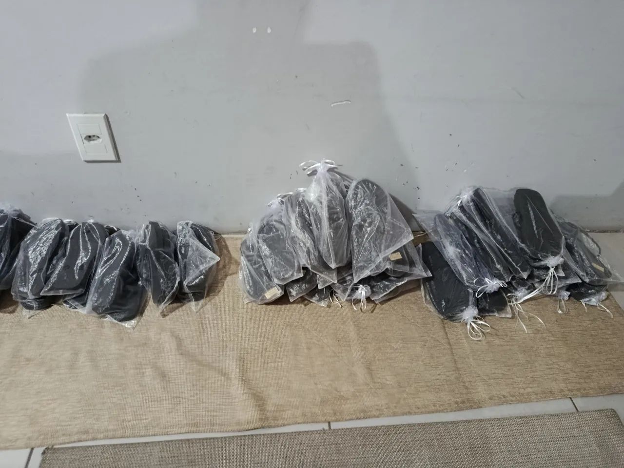 Kit 32 chinelos pretos diversos tamanhos  - Foto 3