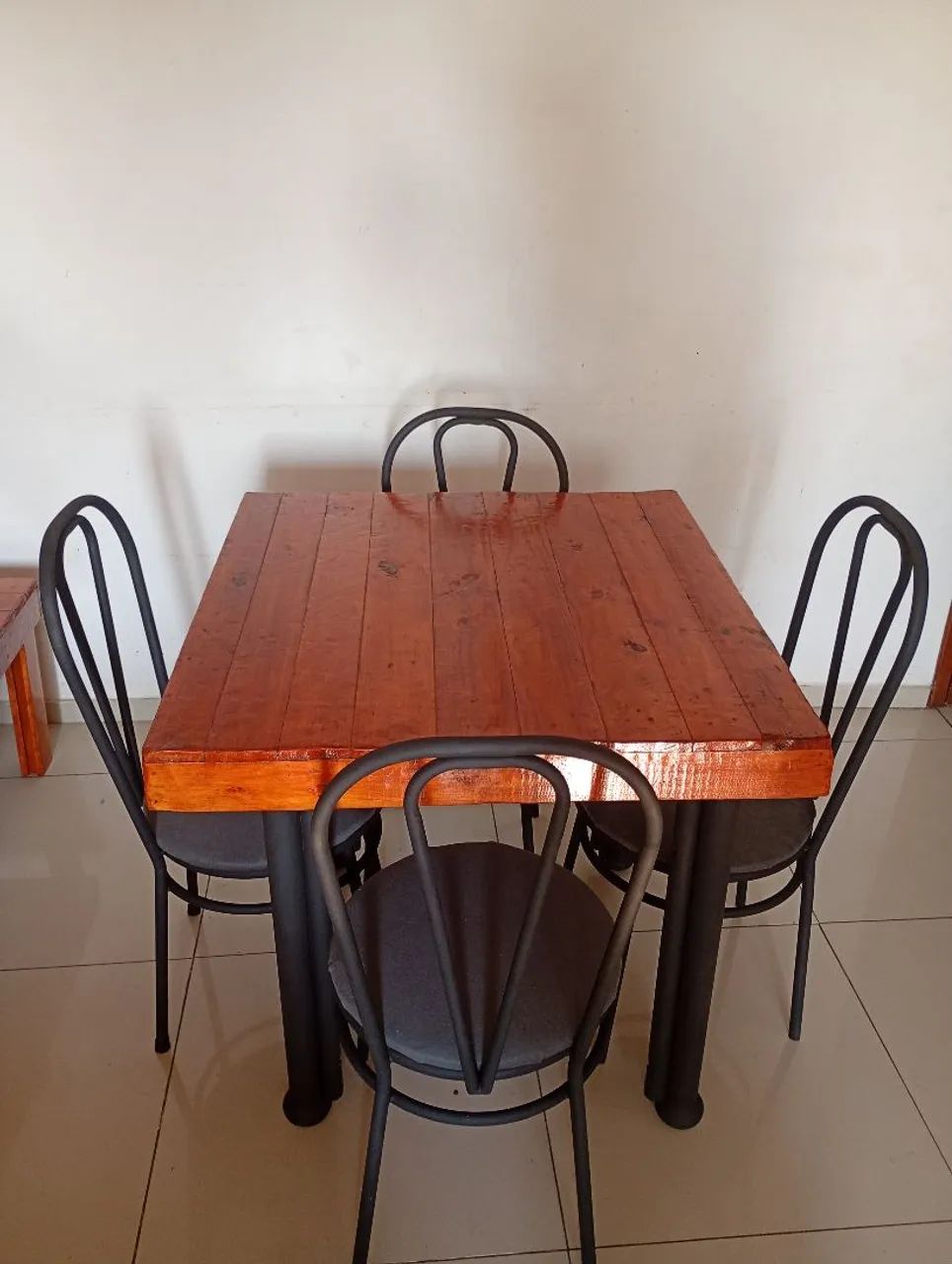 Mesa rústica de madeira com pés de ferro  - Foto 3