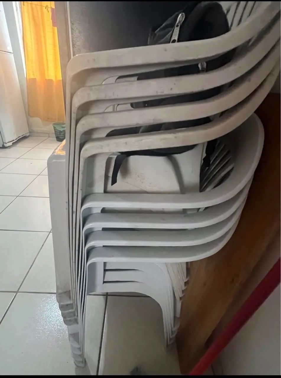 Vendo cadeira e mesa de plástico  - Foto 2