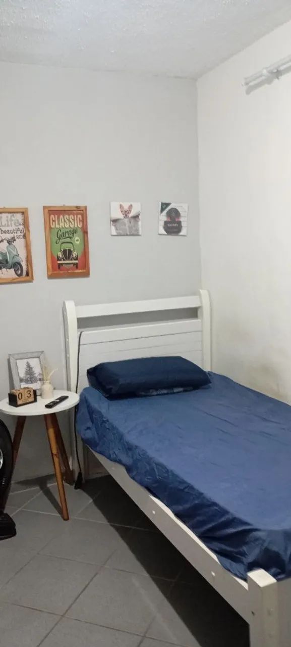 Cama de solteiro com colchão.