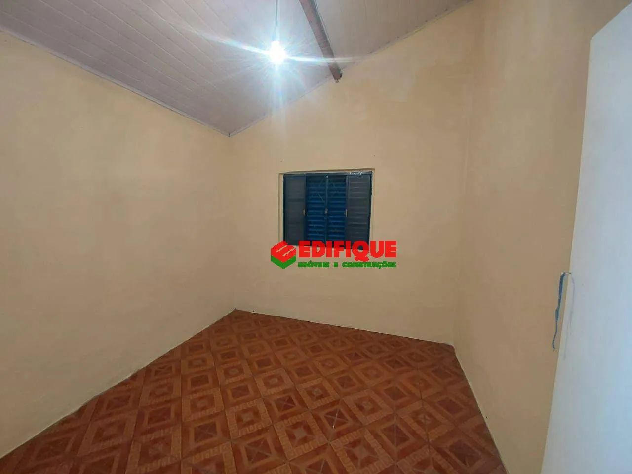 Casa Compacta e Funcional com 2 Dormitórios, Quintal e Vaga de Garagem