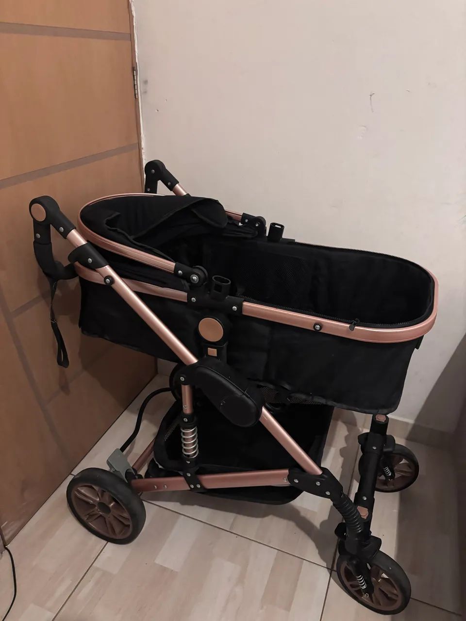 Carrinho de bebê preto e rose  - Foto 3