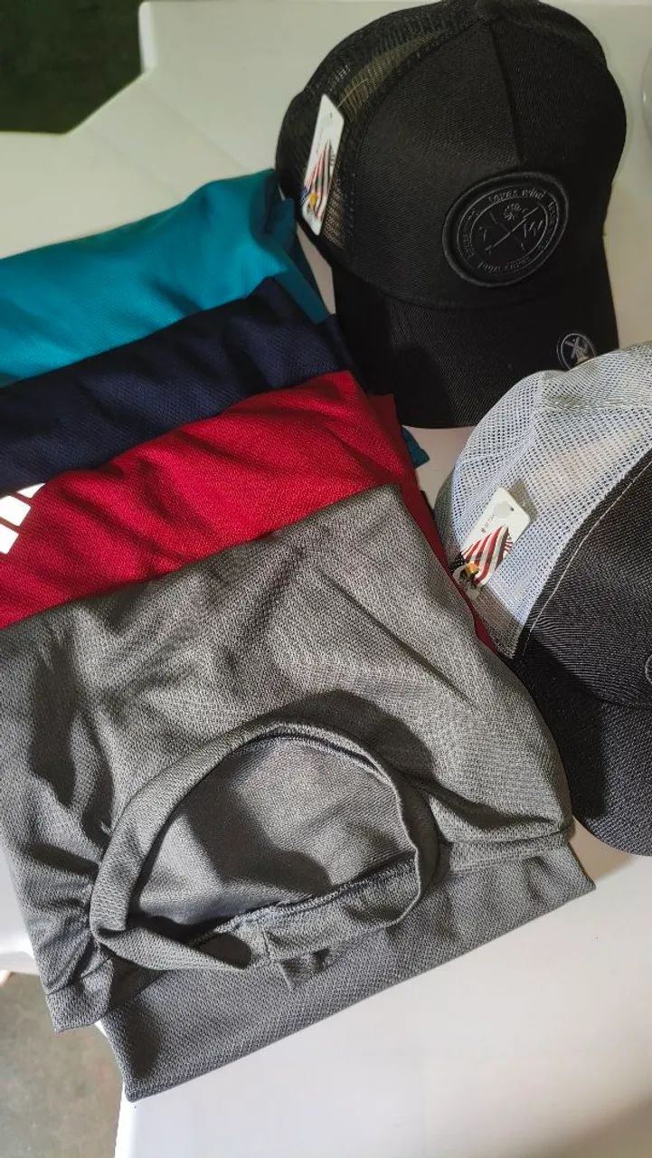 VENDE-SE 4 CAMISAS + 3 BONÉS NOVOS