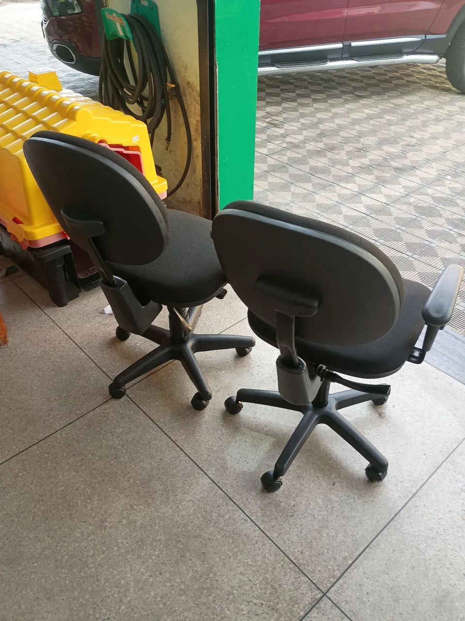 Duas cadeiras de escritório com rodinhas  - Foto 2