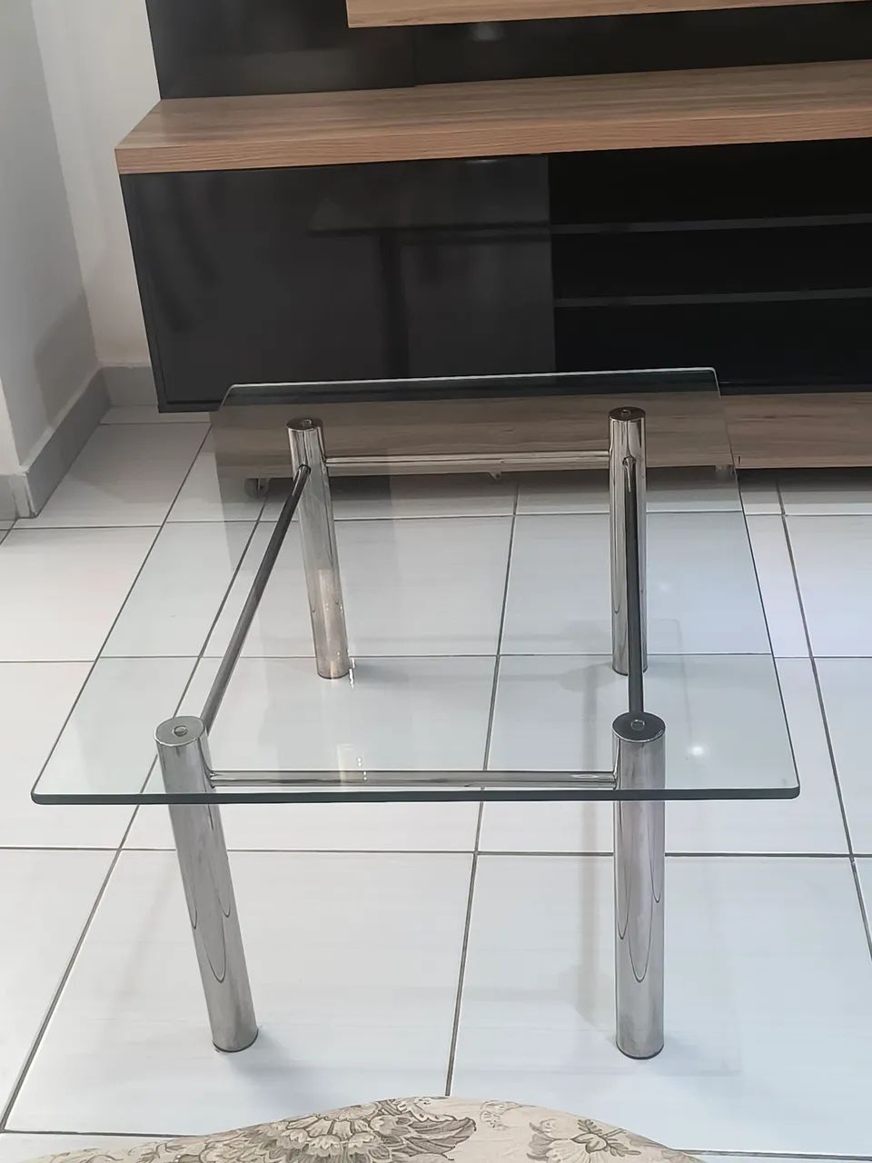 Mesa de vidro com pés de inox 
