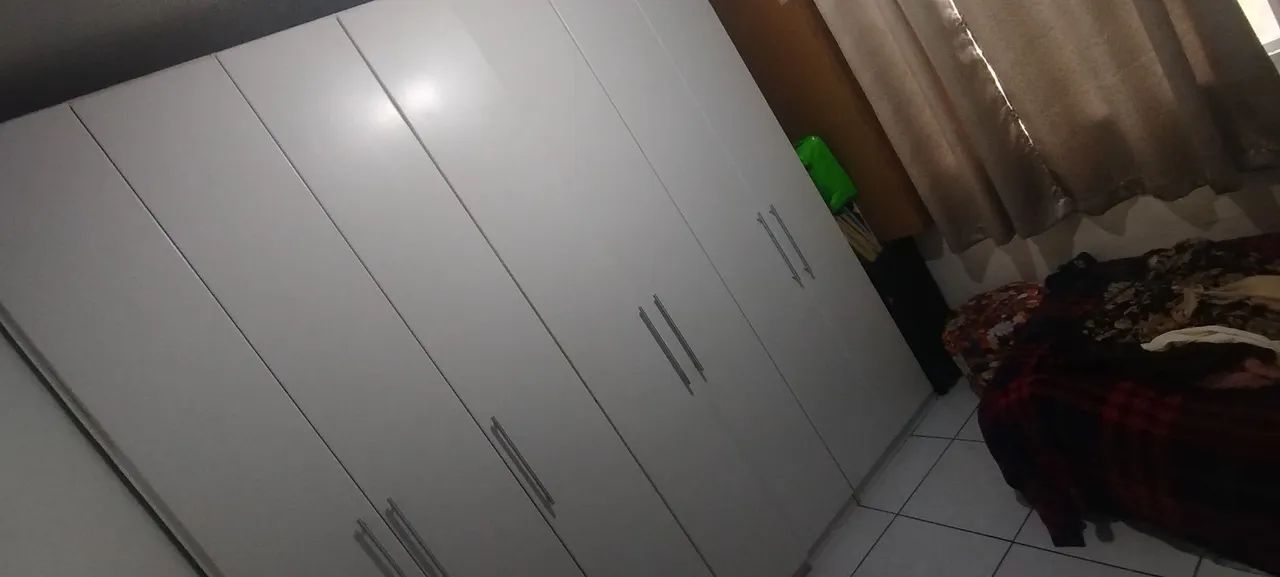 Vendo guarda roupa de casal grande e espaçoso  - Foto 2