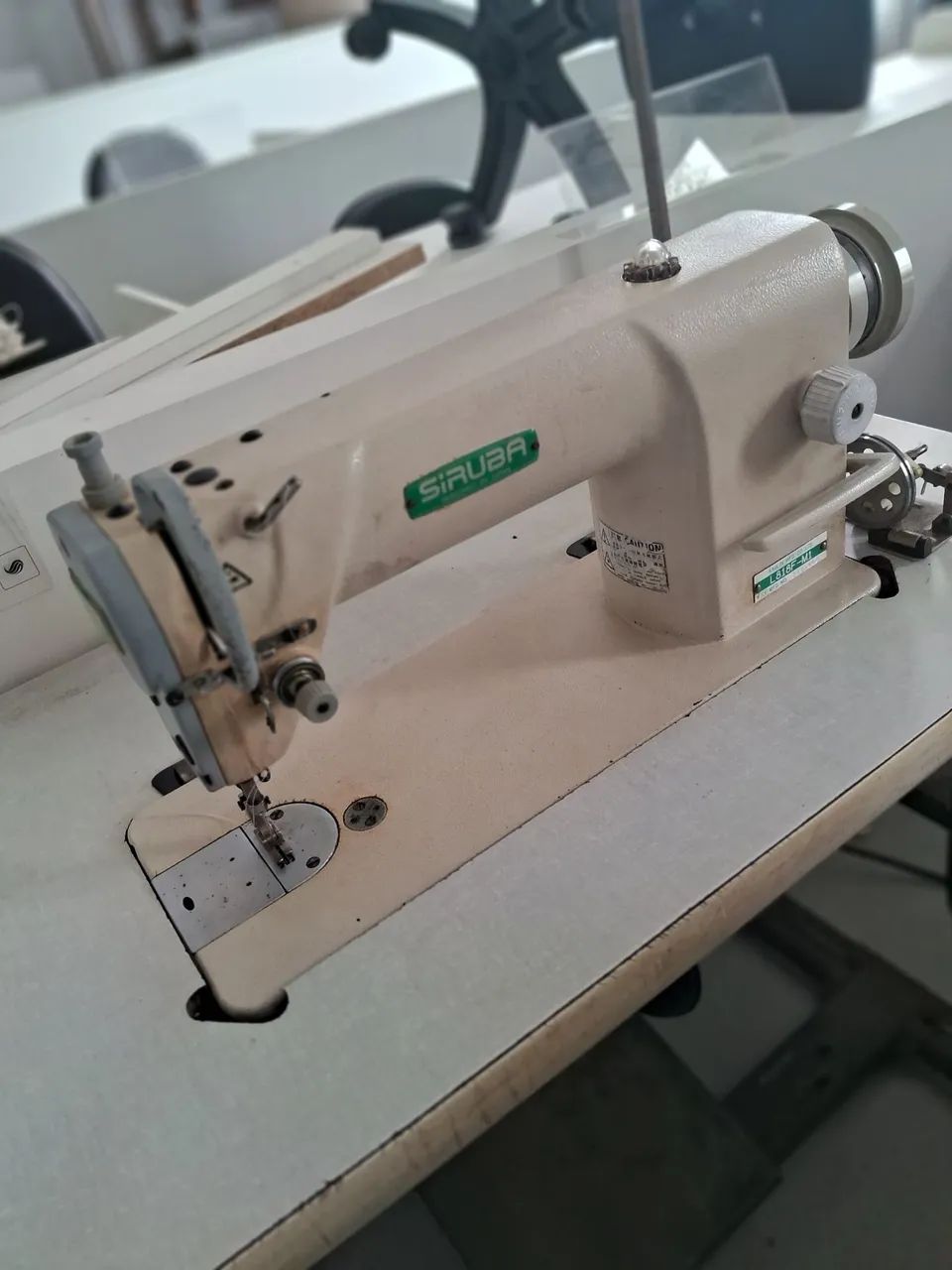 Maquina reta industrial, excelente estado.