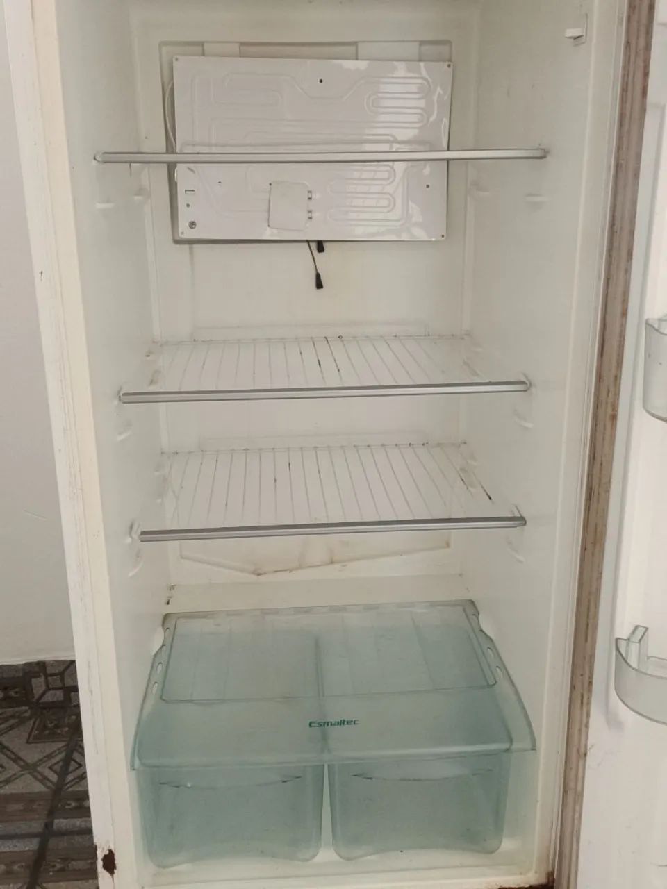 Vende-se uma geladeira 