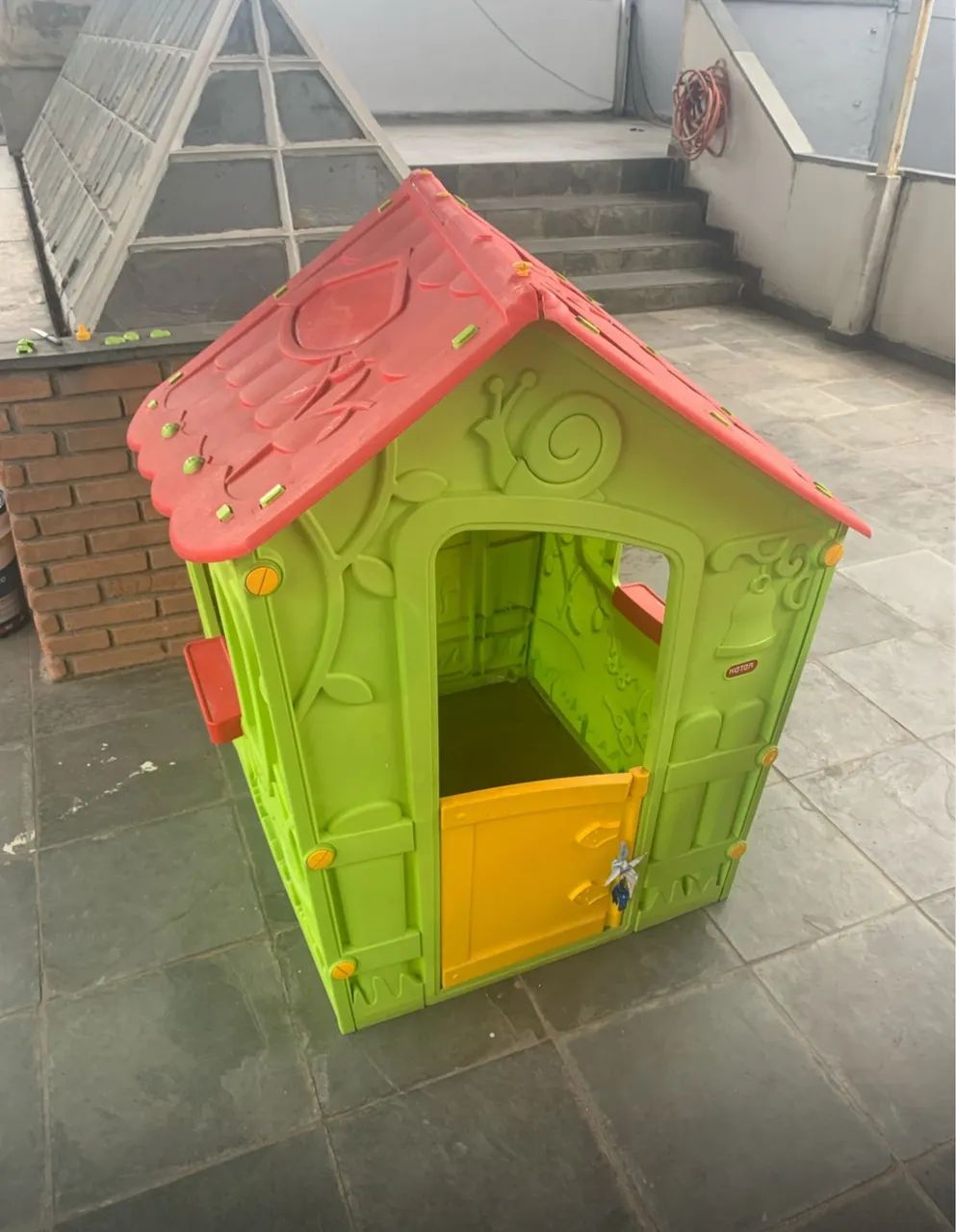 Casinha Infantil de Brinquedo - Resistente e Pronta para Uso