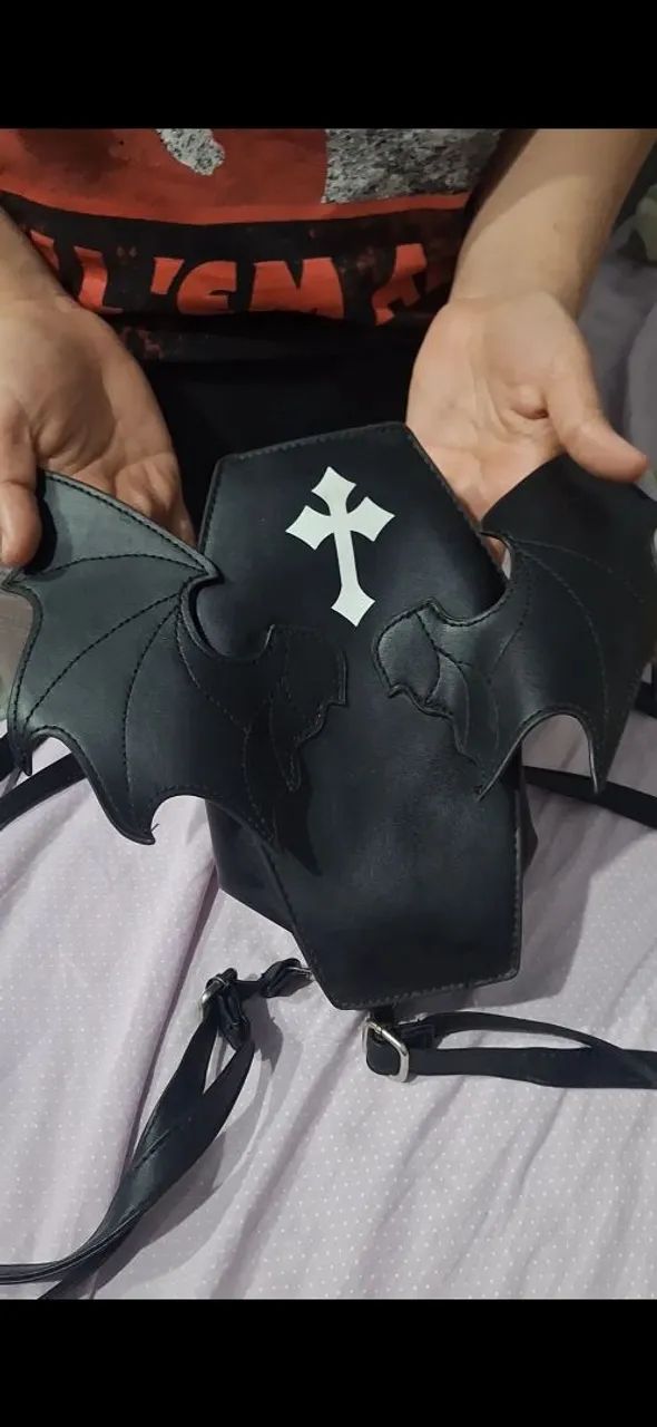 Mochila Morcego Caixão e Cruz ROMWE Couro Sintético - Foto 2