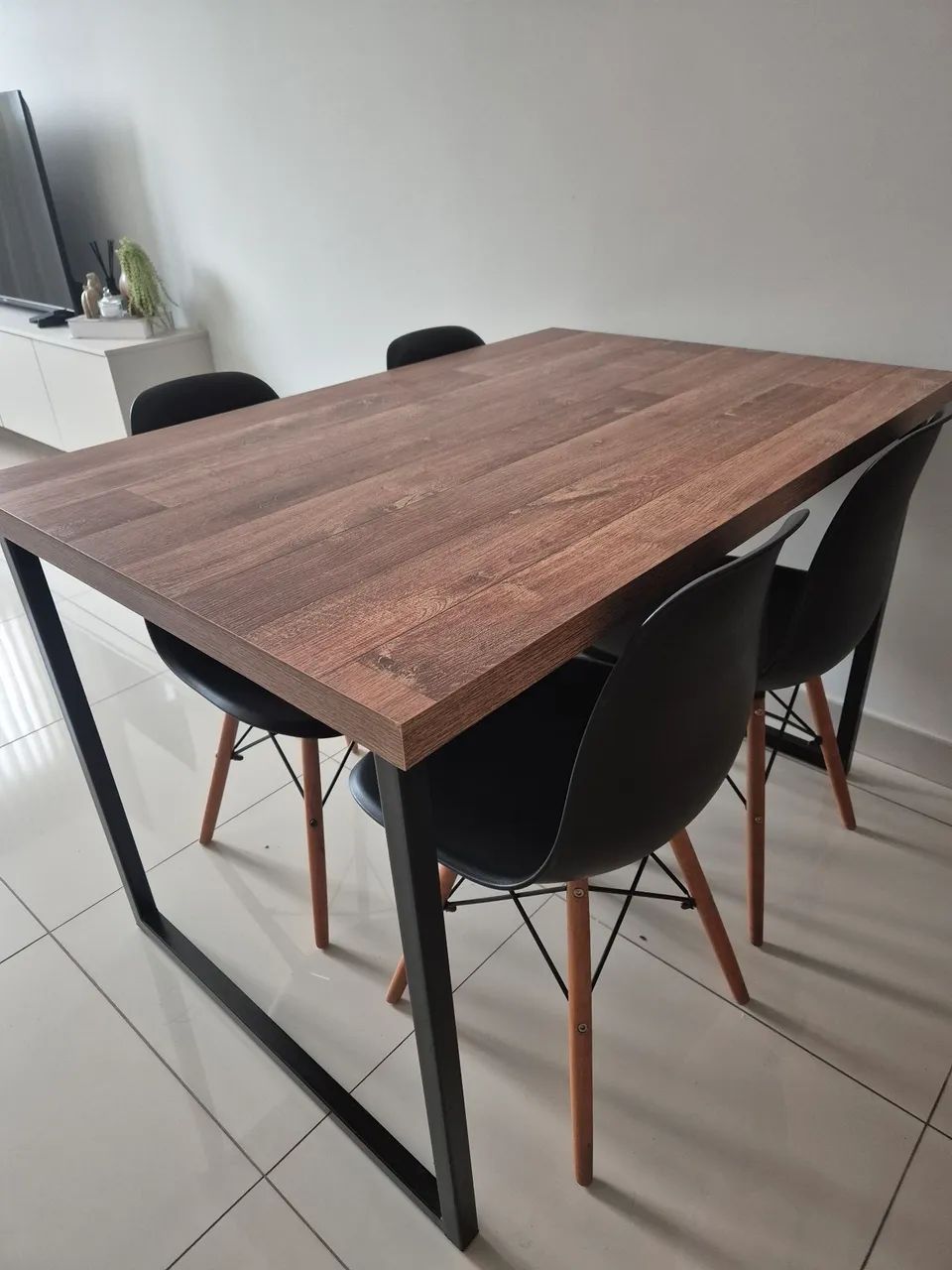 Mesa 4 cadeiras em MDF muito nova - Foto 3