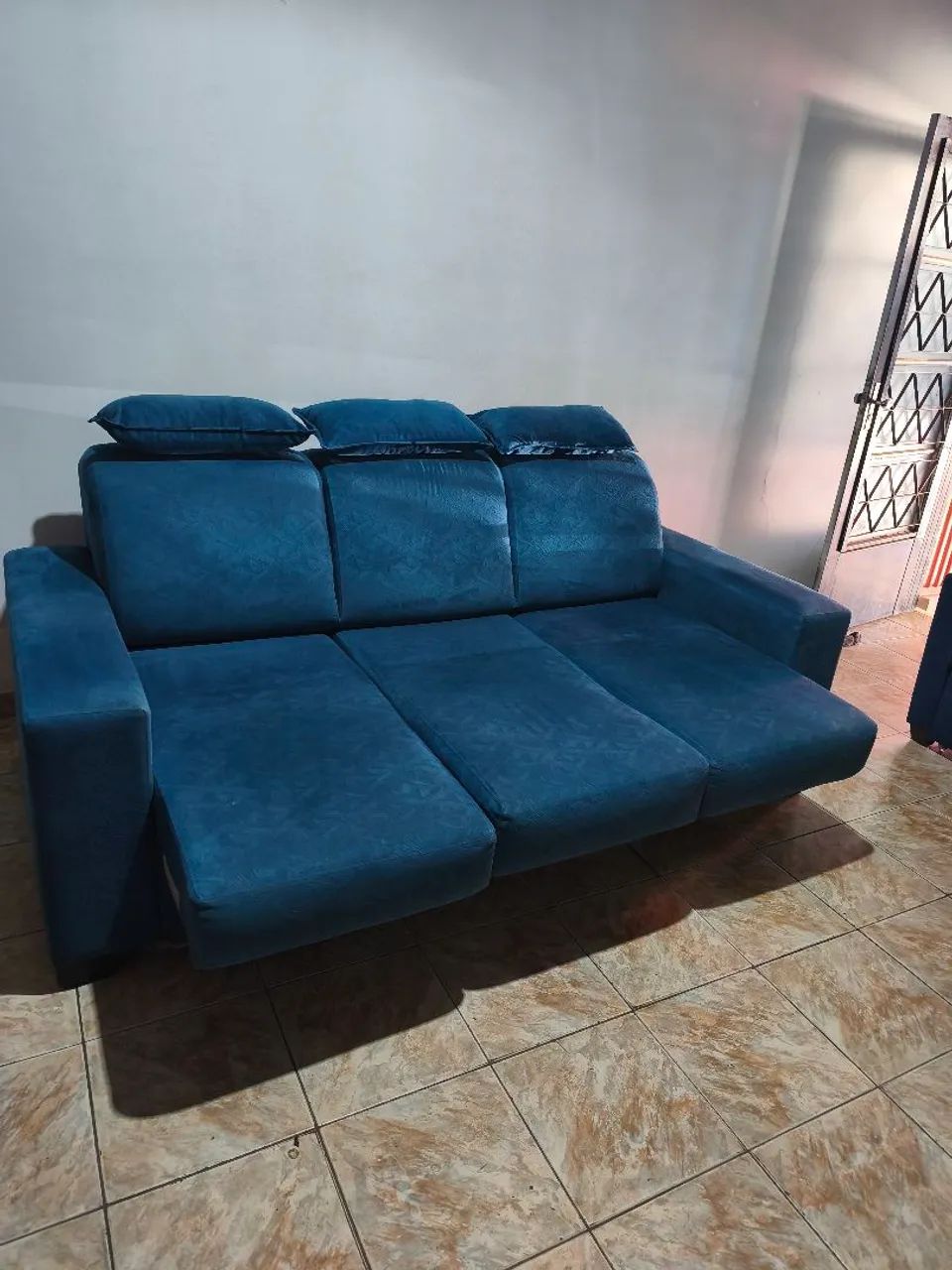 SOFÁ RETRÁTIL TRÊS LUGARES AZUL - Foto 5