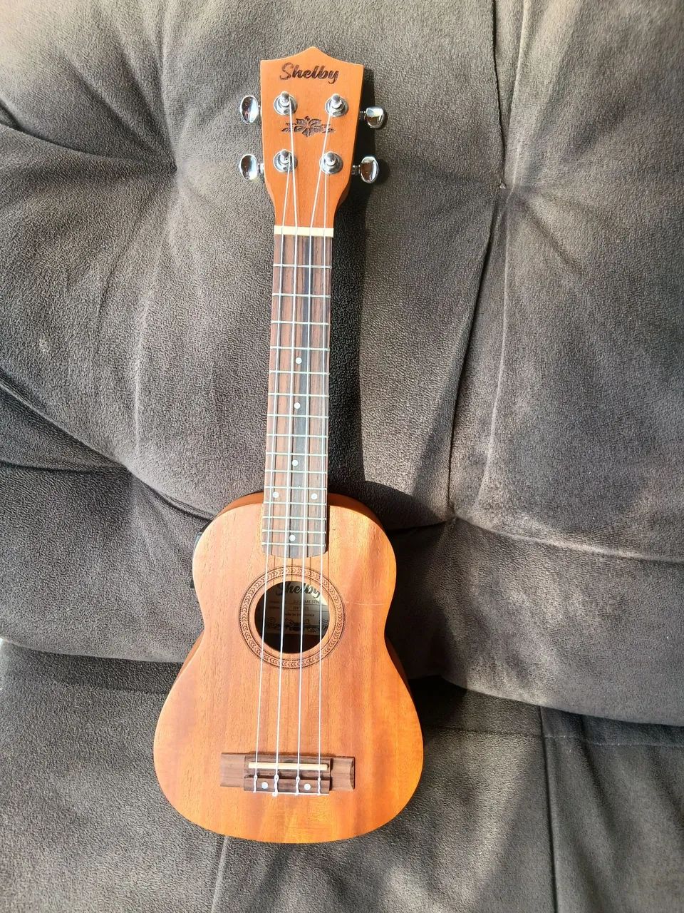 Ukulele Shelby elétrico