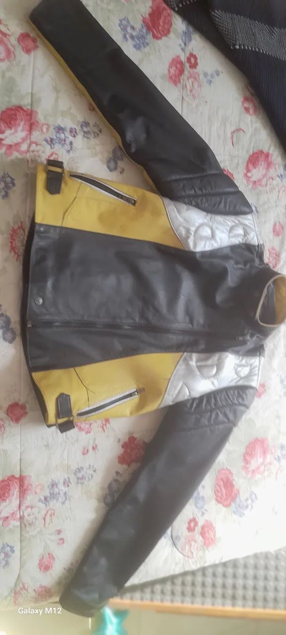 Jaqueta feminina 100% couro motociclista.