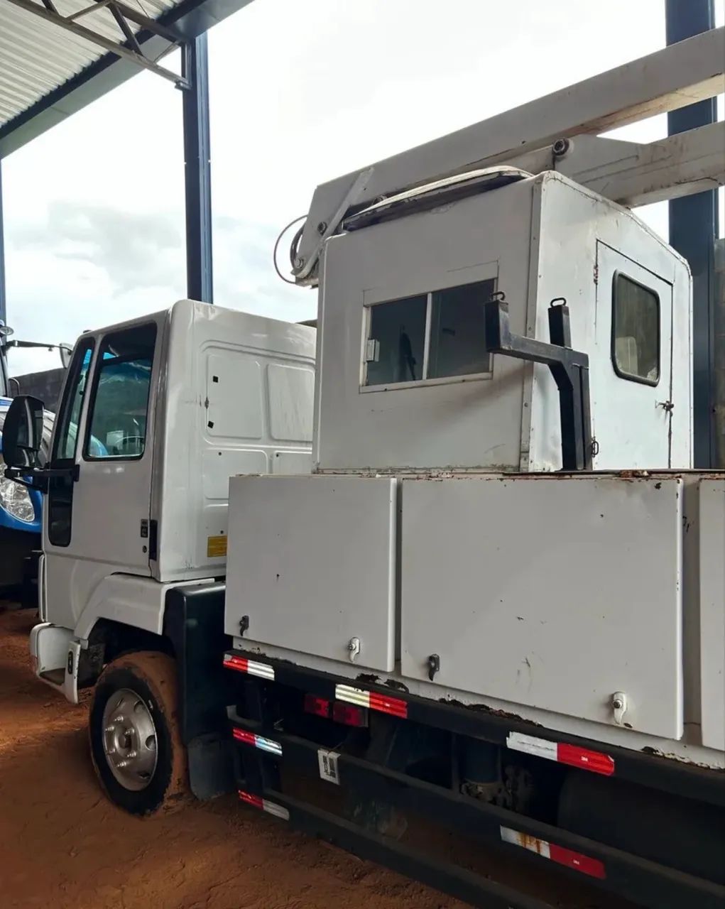 VENDE-SE CAMINHÃO CESTO AÉREO - Foto 2