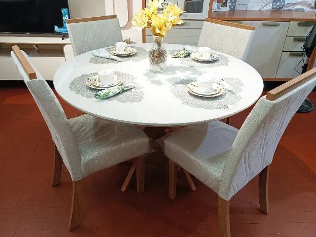 Conjunto de Jantar Mesa Redonda Sofia c/ 04 Cadeiras Bordadas Vitta.