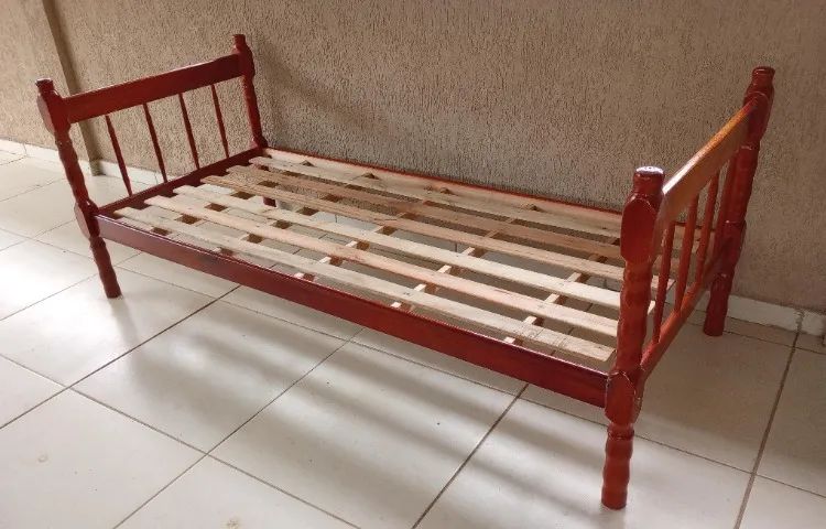 Cama solteiro madeira eucalipto (bom estado)