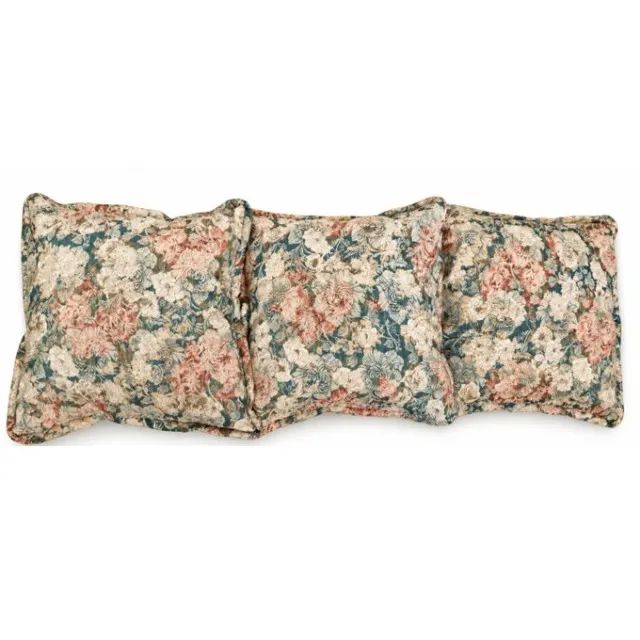 3 almofadas com estampas florais