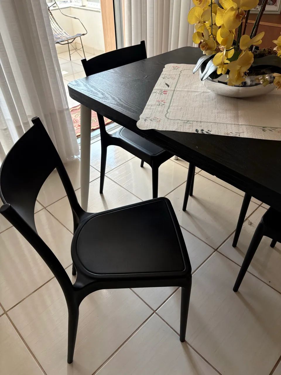 Vendo jogo de mesa com 4 cadeiras  - Foto 4
