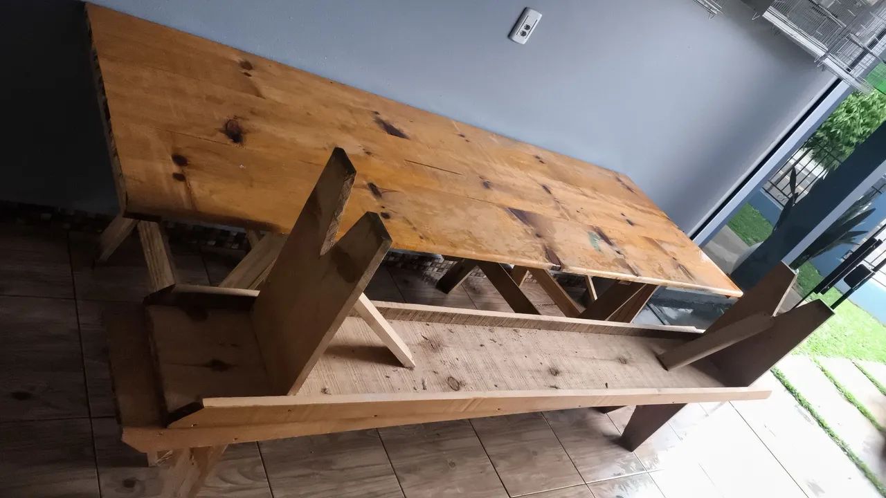 Mesa em madeira de pinheiro 