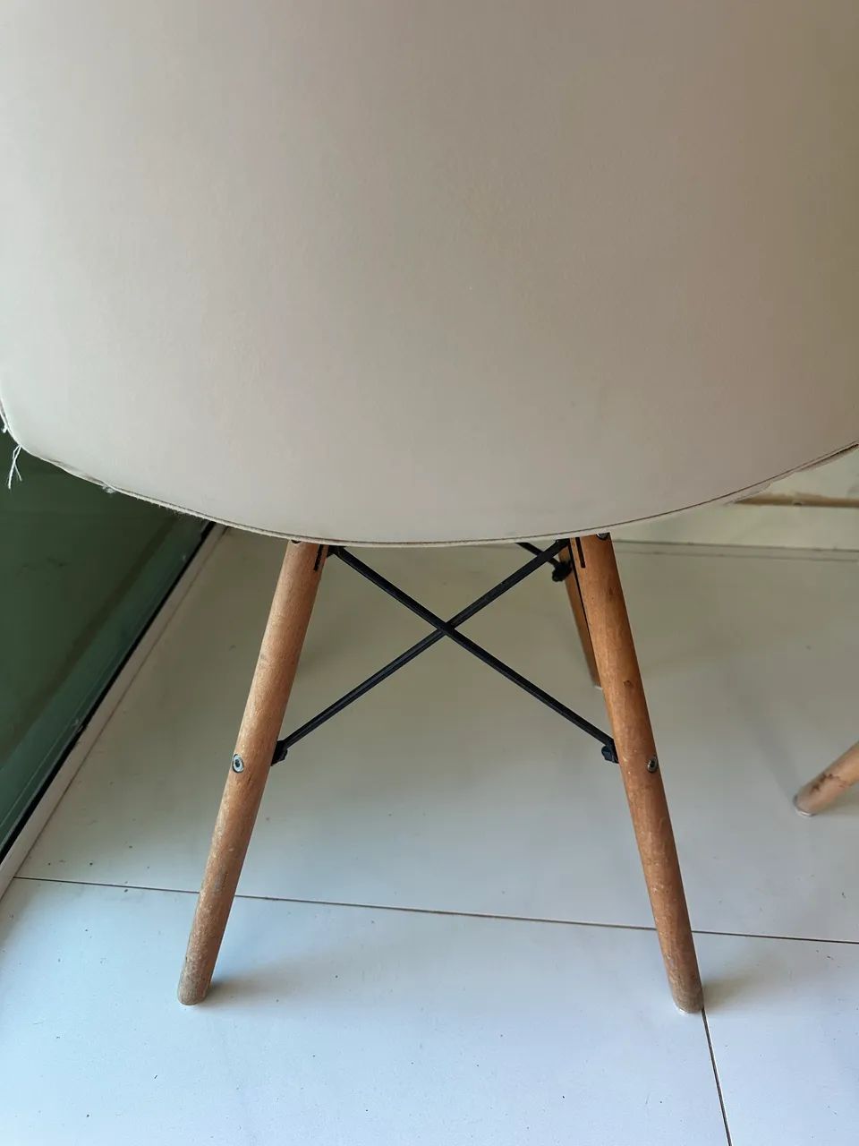 Conjunto 2 cadeiras forradas e pés de madeira  - Foto 3