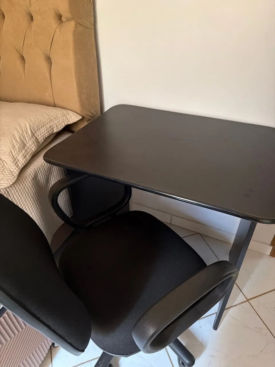 Mesinha com cadeira preta 