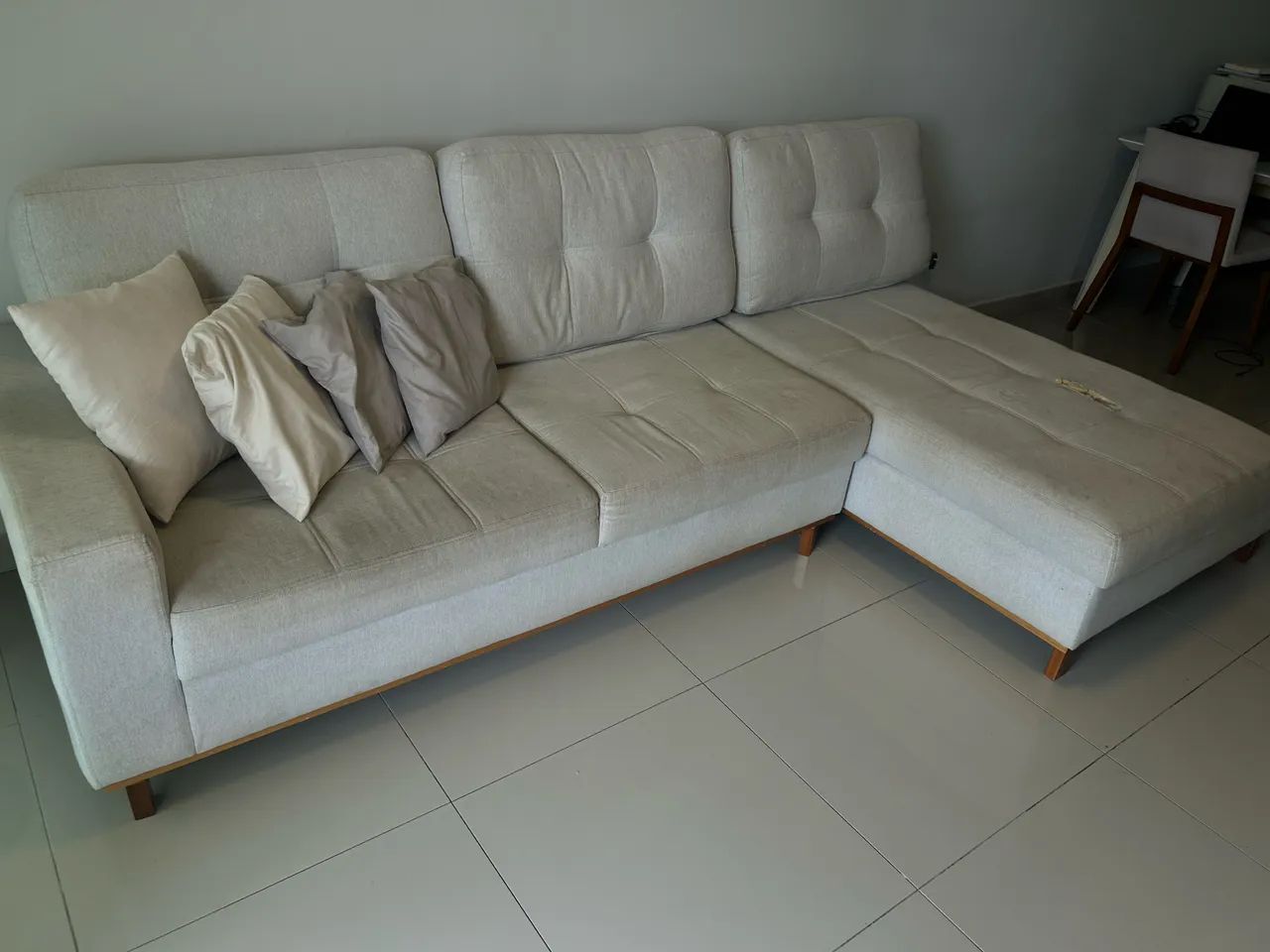 SOFÁ DE LINHO COM PEQUENO DEFEITO. - Foto 2