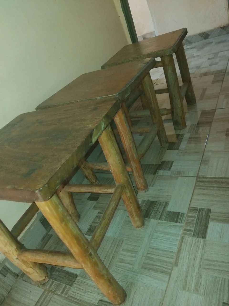 Mesa se Madeira com 3 Tamboretes - Foto 3
