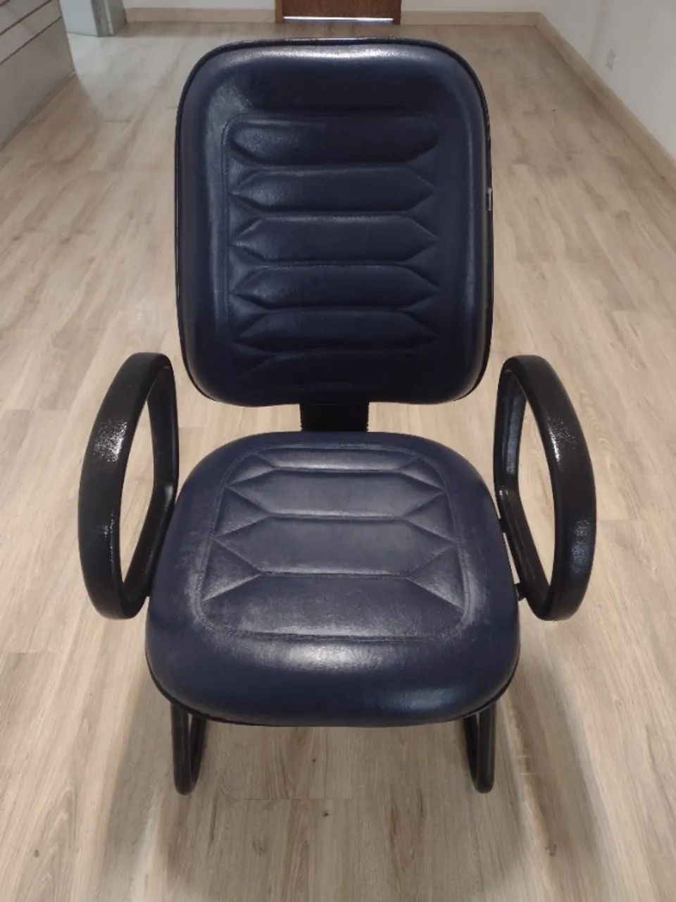 Cadeira diretor com assento e encosto gomado cor azul escuro marca móveis belo