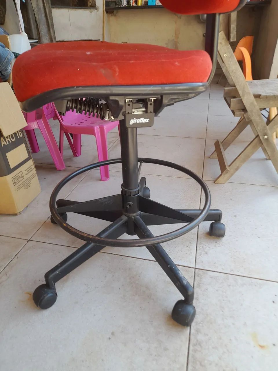 Cadeira giroflex semi nova - Foto 2