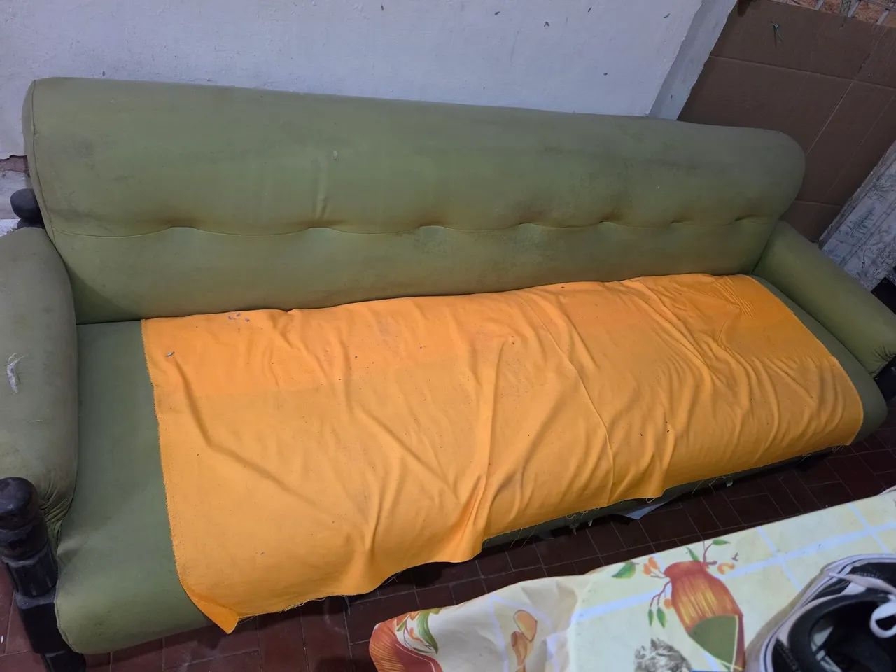 Sofá verde grande.