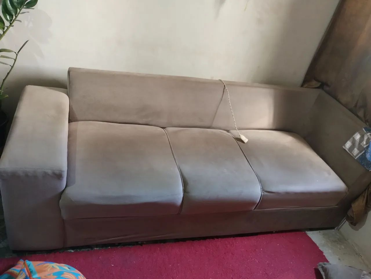 Vendo um sofá de três lugares vem com almofada grande r - Foto 2