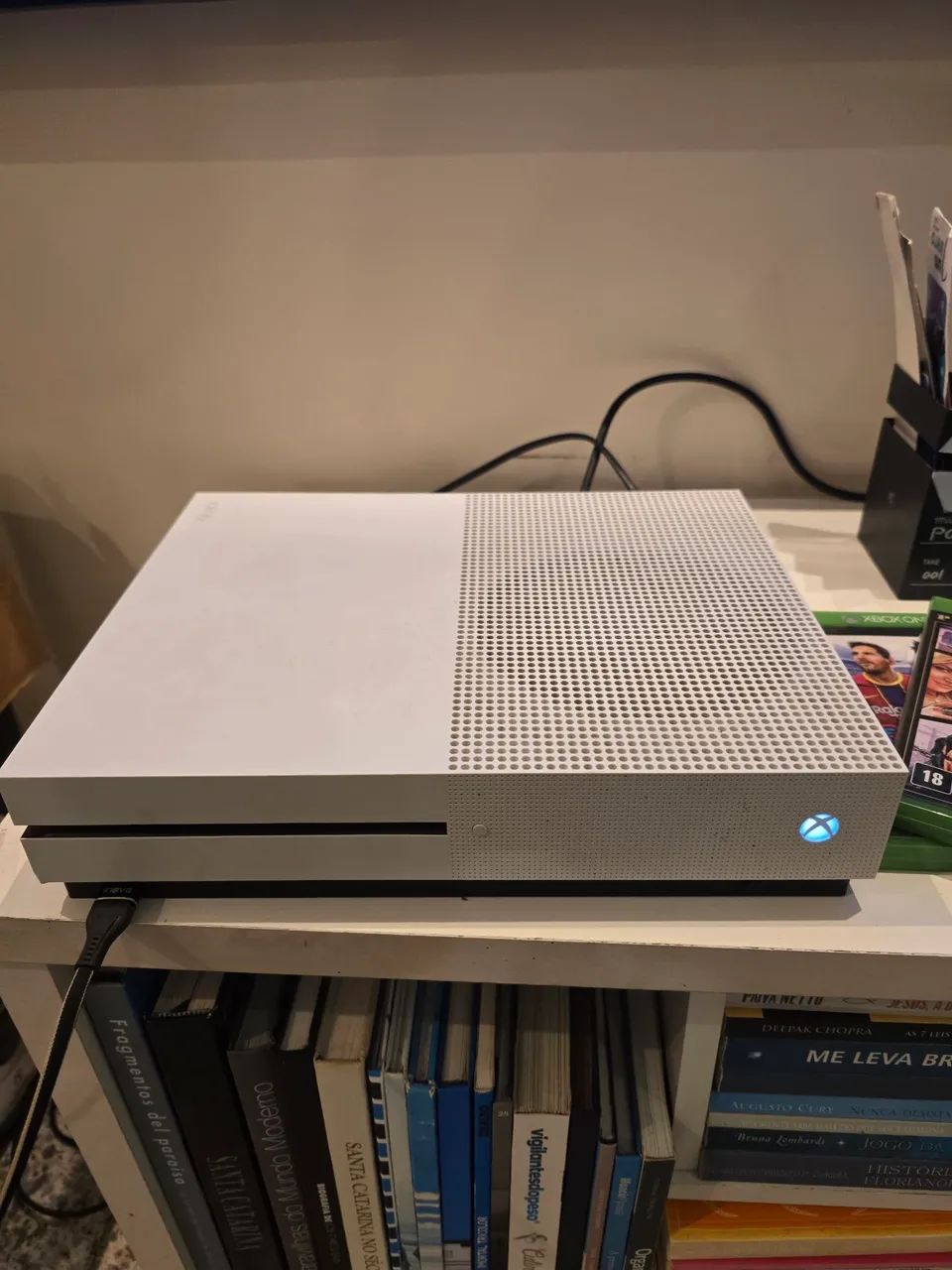 Xbox one S 1TB com controle acompanhando 2 jogos