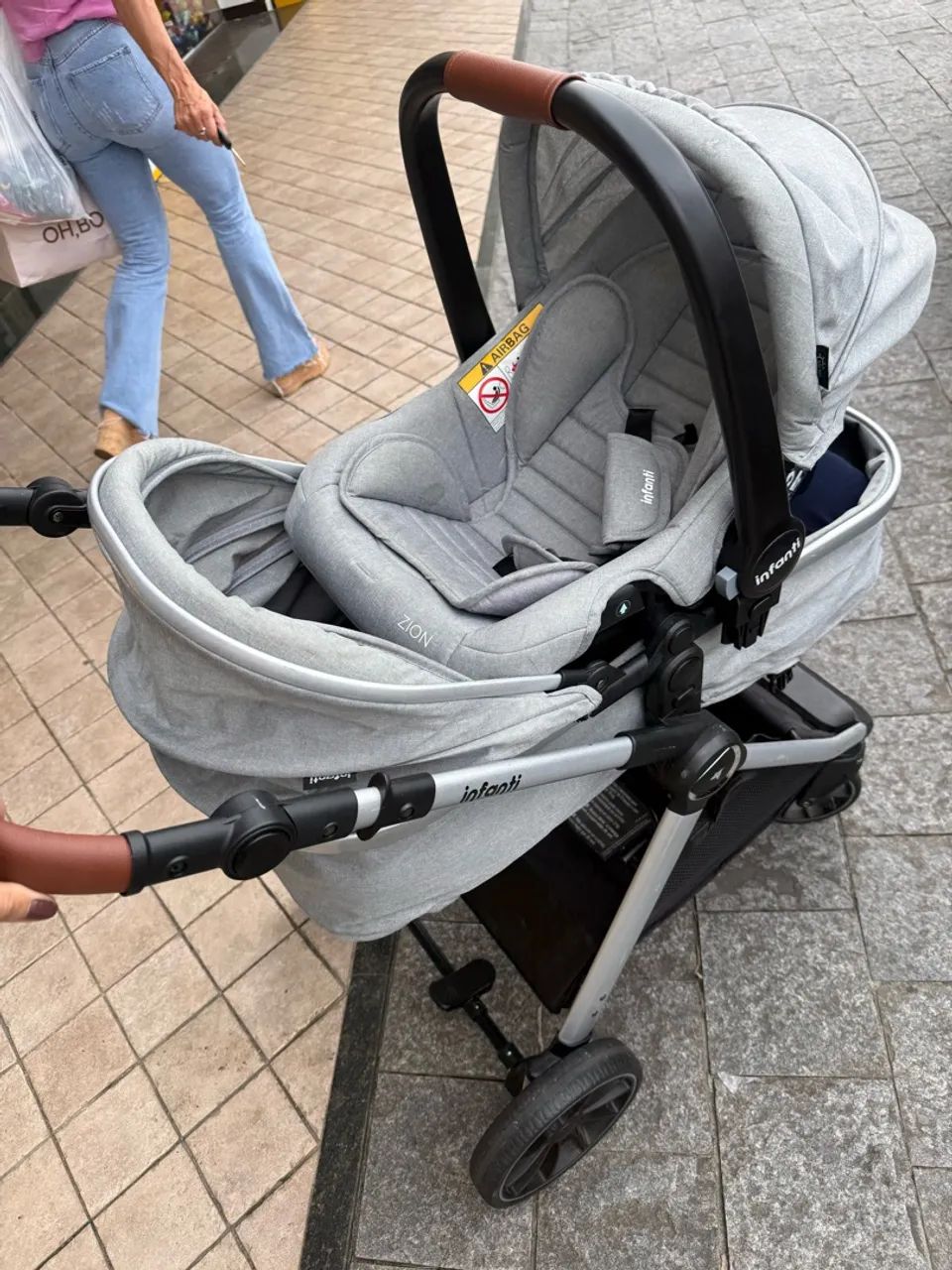 Carrinho de bebê com bebê conforto  - Foto 3