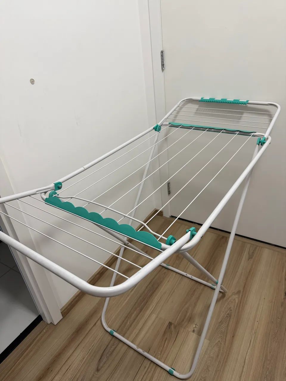 Varal de Chão Dobrável - Compacto e Prático