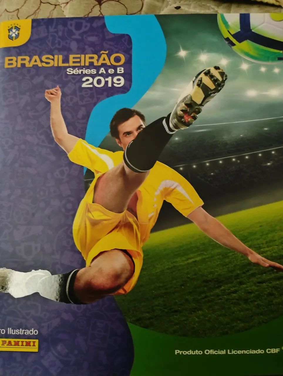 Álbum Panini brasileirão 2019 com seis figurinhas coladas 