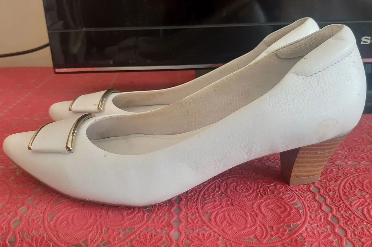 Vendo base para colchão de casal e sapatos - Foto 4