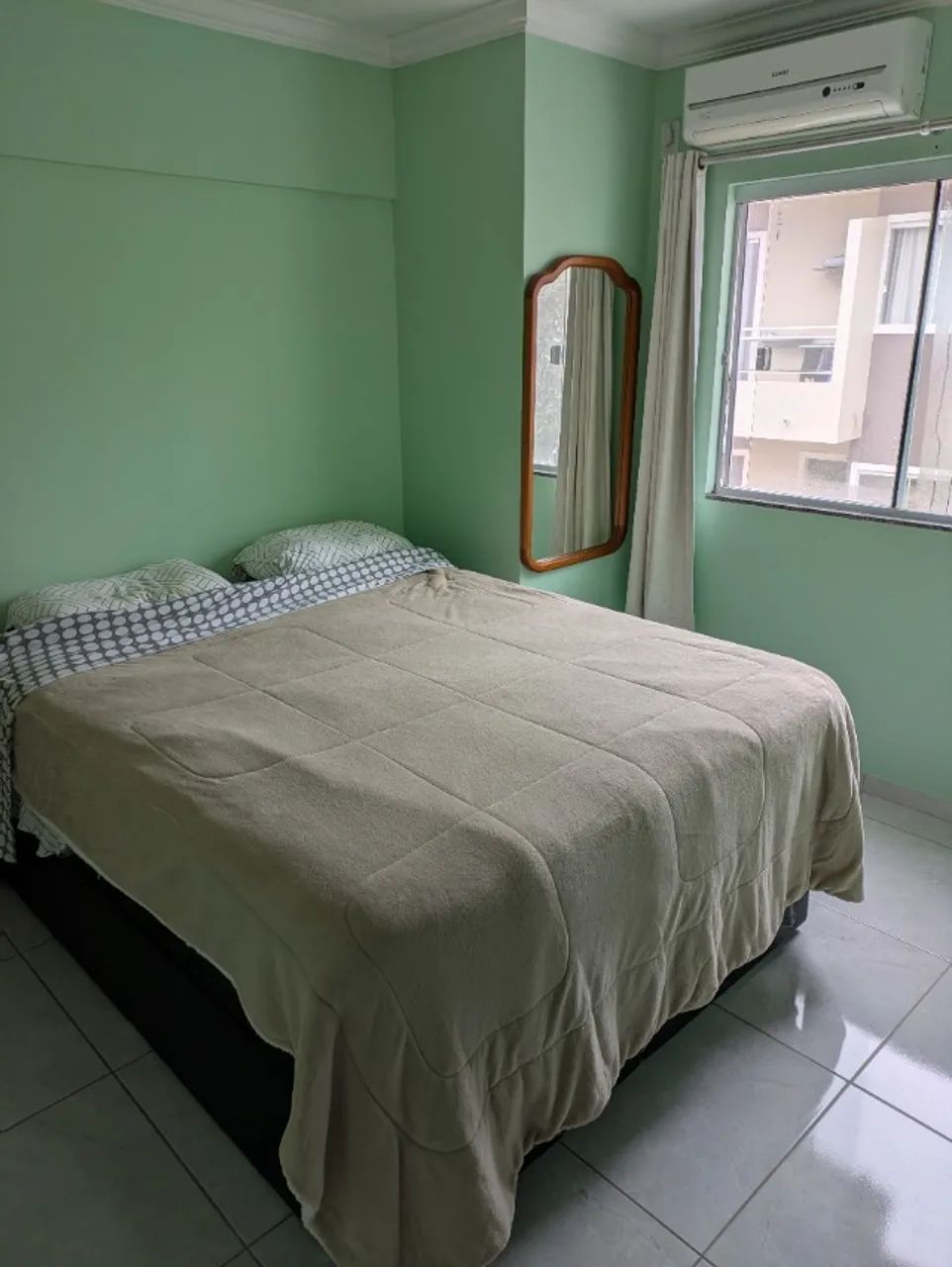 Alugo quarto suíte mobiliado para mulheres, com garagem em casa completa - Foto 4