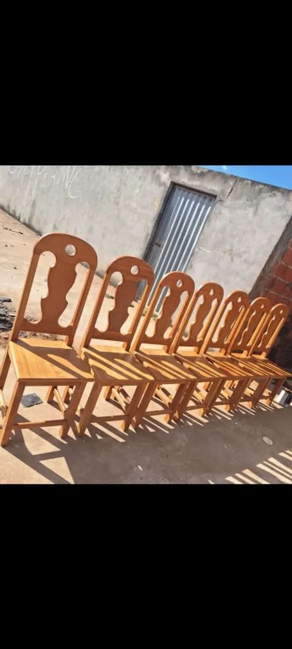 Mesas e cadeiras de vários modelos..
