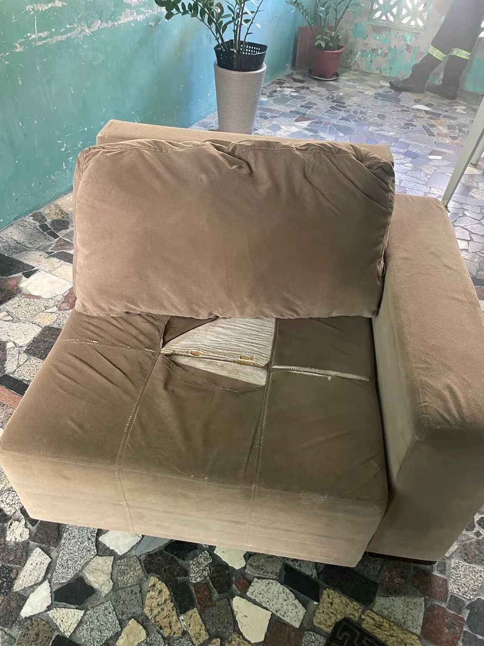 Sofá em com estrutura resistente em madeira para reforma - Foto 3