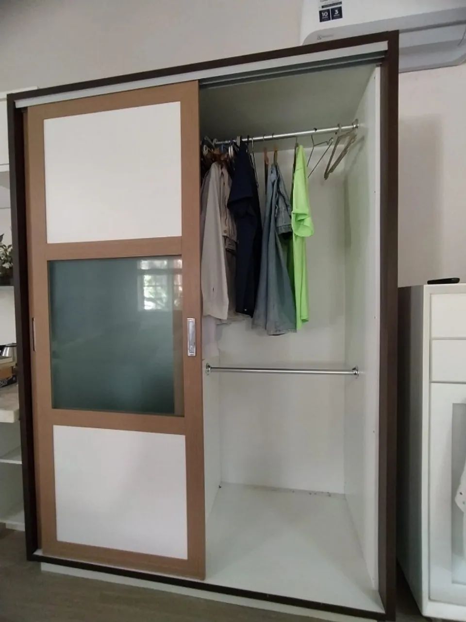Armário Cabideiro Grande com 2 Portas de Correr - Foto 2