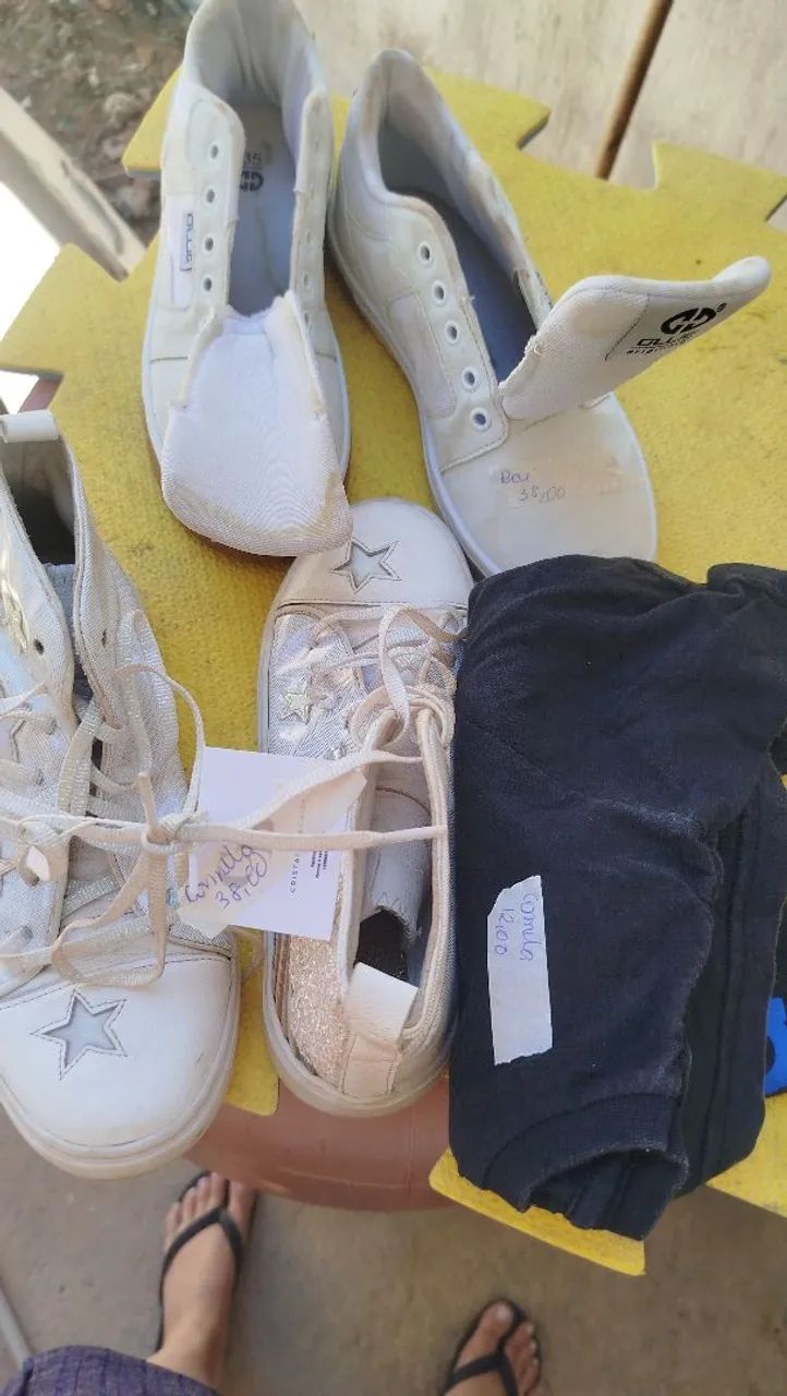 Lote de roupas e calçados 
